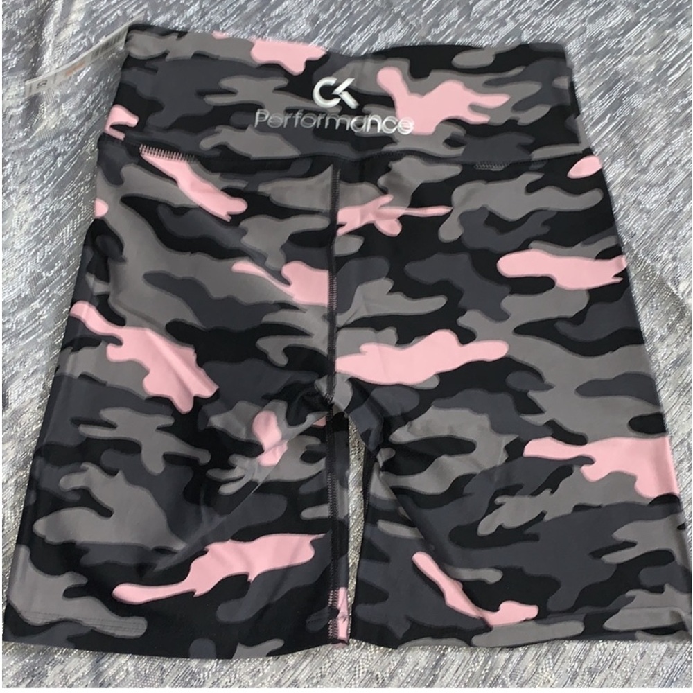 NEW WITH TAGS Calvin Klein Shorts Camo Size Small